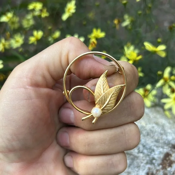 Gold Leaf Brooch with real Pearl Accent - Picture 5 of 5